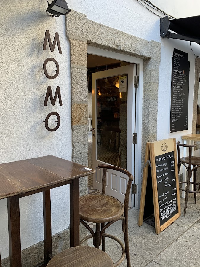 Momo Baiona Gastrobar. Food, Drinks & Cocktails