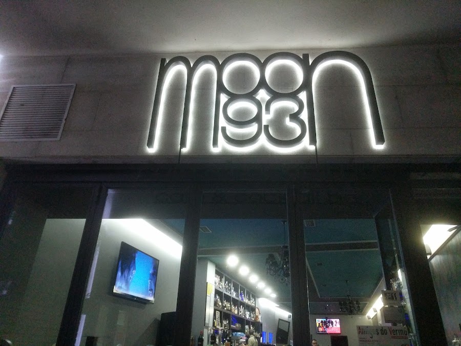 Moon 93 "Café & Cocktail Bar"